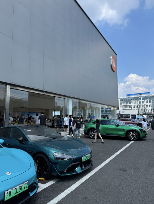 富途证券 小米YU7上市掀订购潮，黄牛加价2万转让现车