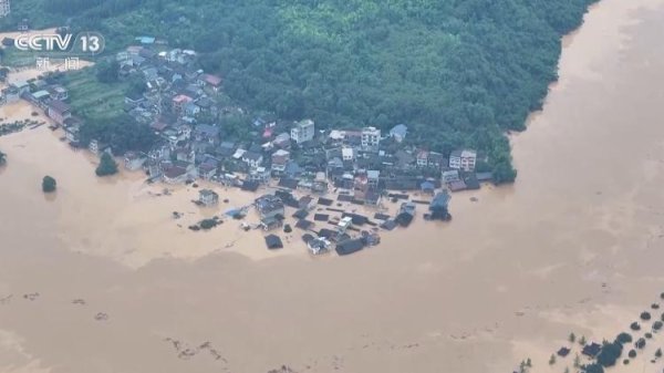 富腾优配  贵州“村超”场地被淹后 足球队长、拉拉队、解说员都来了
